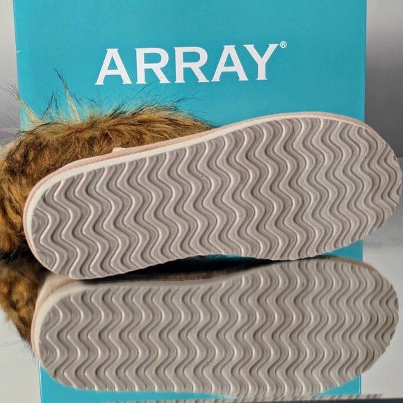 NWT ARRAY TELLURIDE FAUX FUR SLIP ON ANKLE BOOTS - 9 - Picture 5 of 6